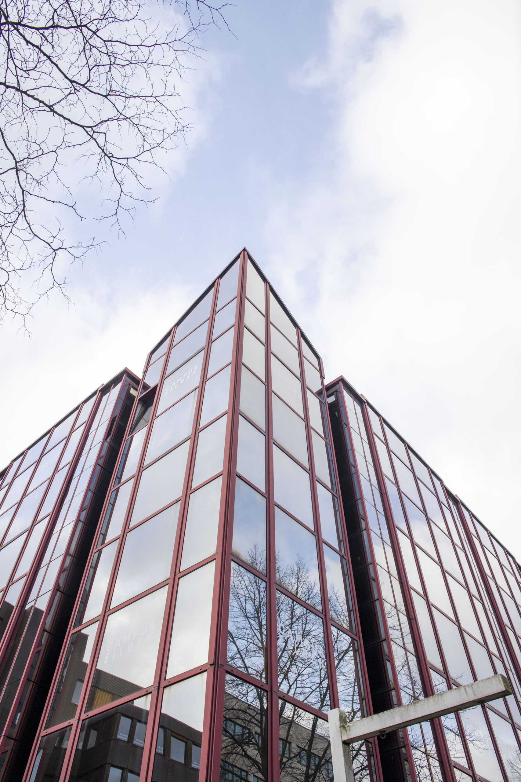 02C Campusgebäude von unten gesehen