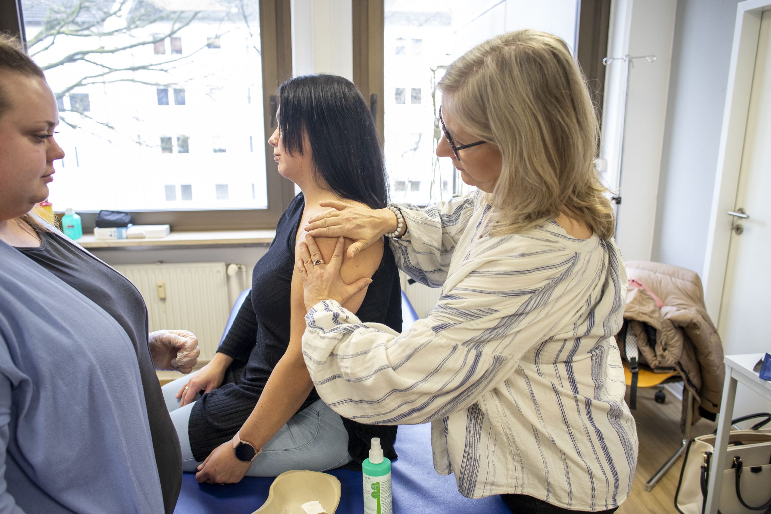 Der Lehrer zeigt dem Schüler, wie man die Injektion hält