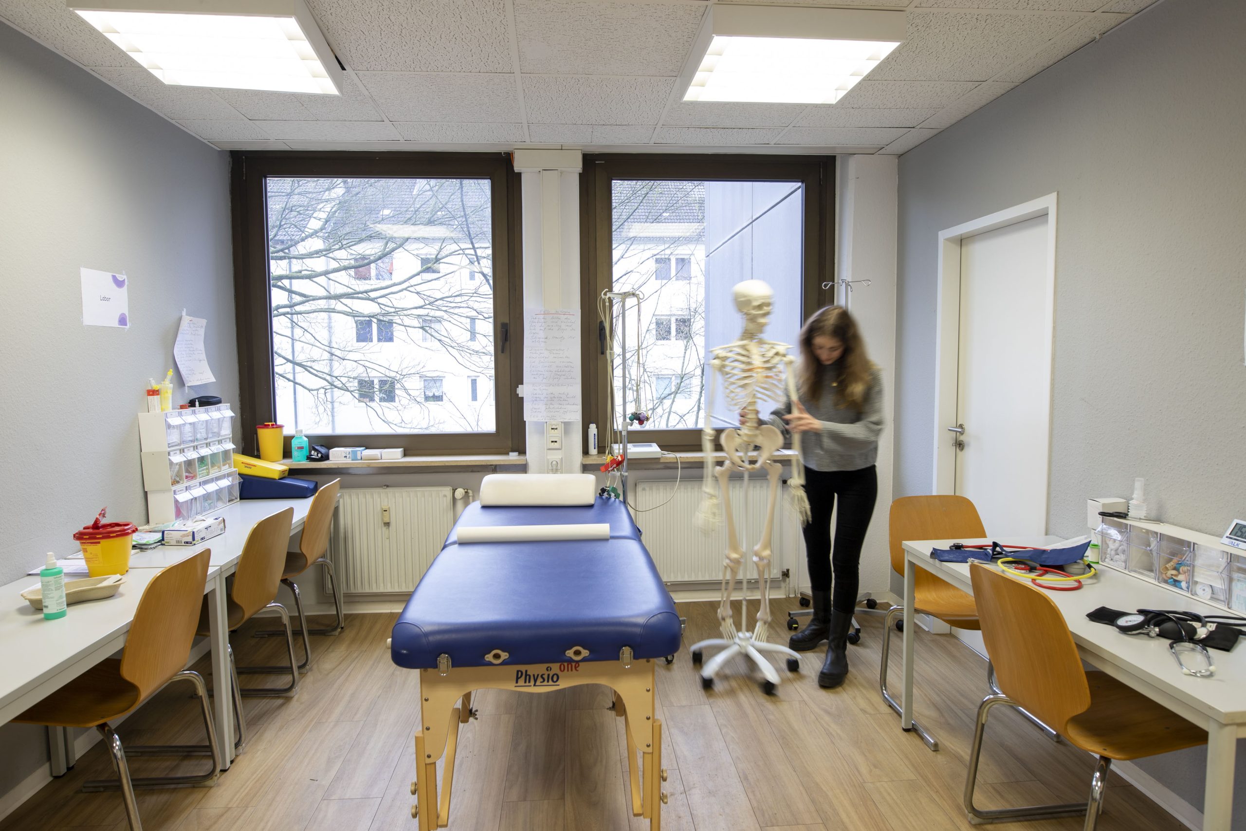 Raum mit Lehrmitteln wie Tisch, Skelettmodell und weiteren medizinischen Geräten.