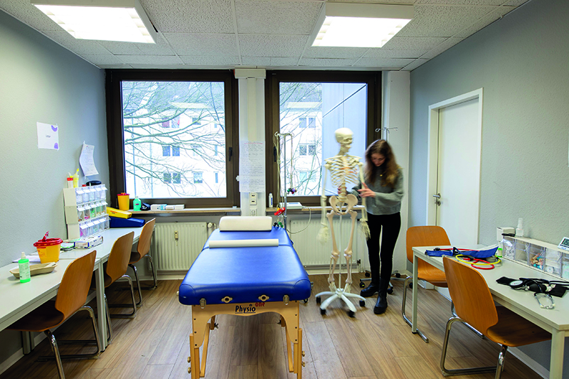 06B Raum mit Lehrmitteln wie Tisch, Skelettmodell und weiteren medizinischen Geräten.