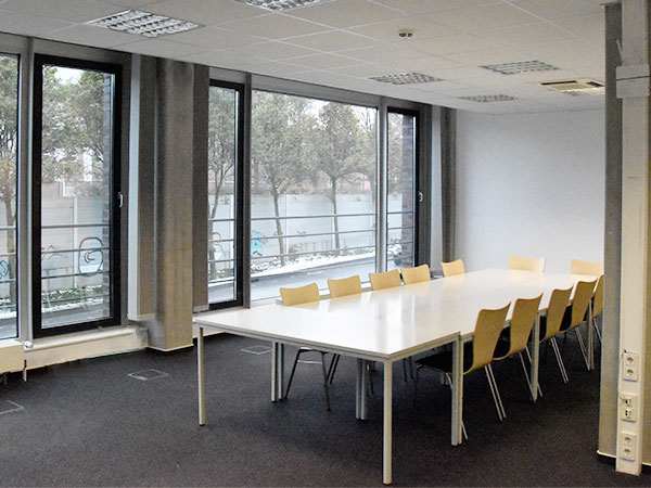 Leerer Besprechungsraum.